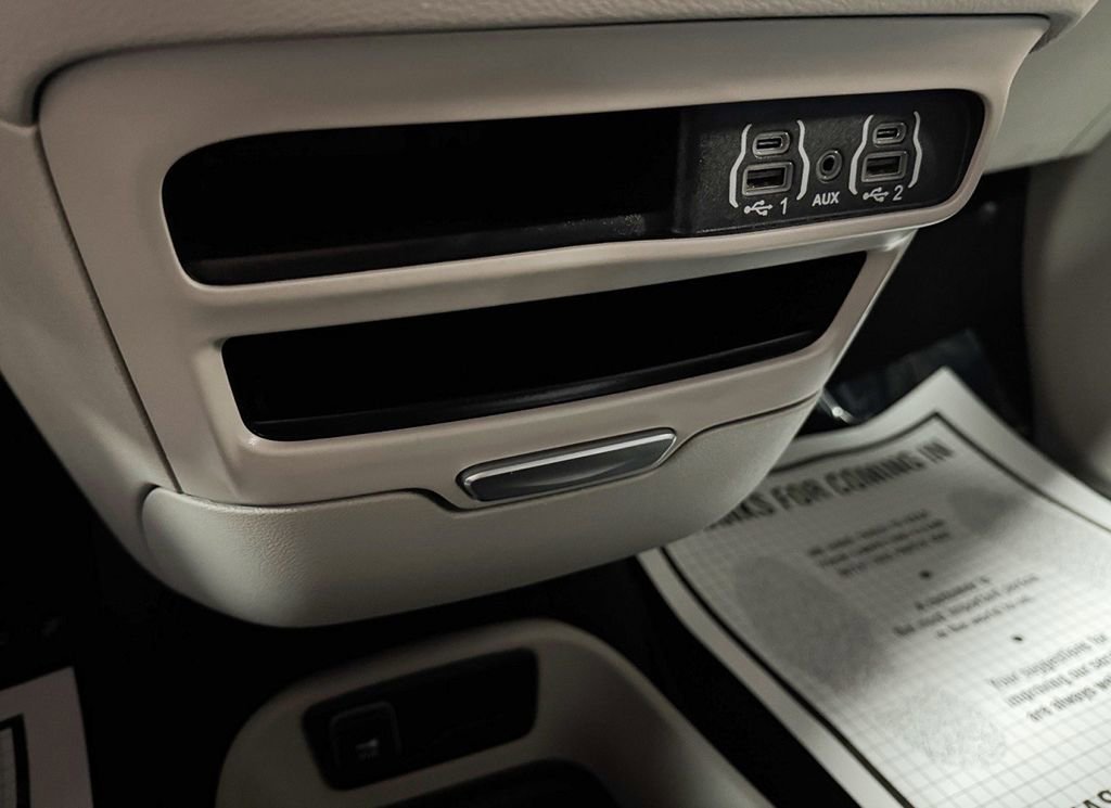 Used 2024 Chrysler Pacifica Touring-L image 30