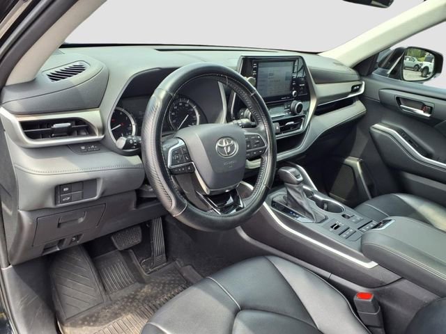 Used 2021 Toyota Highlander XLE AWD/4WD image 17
