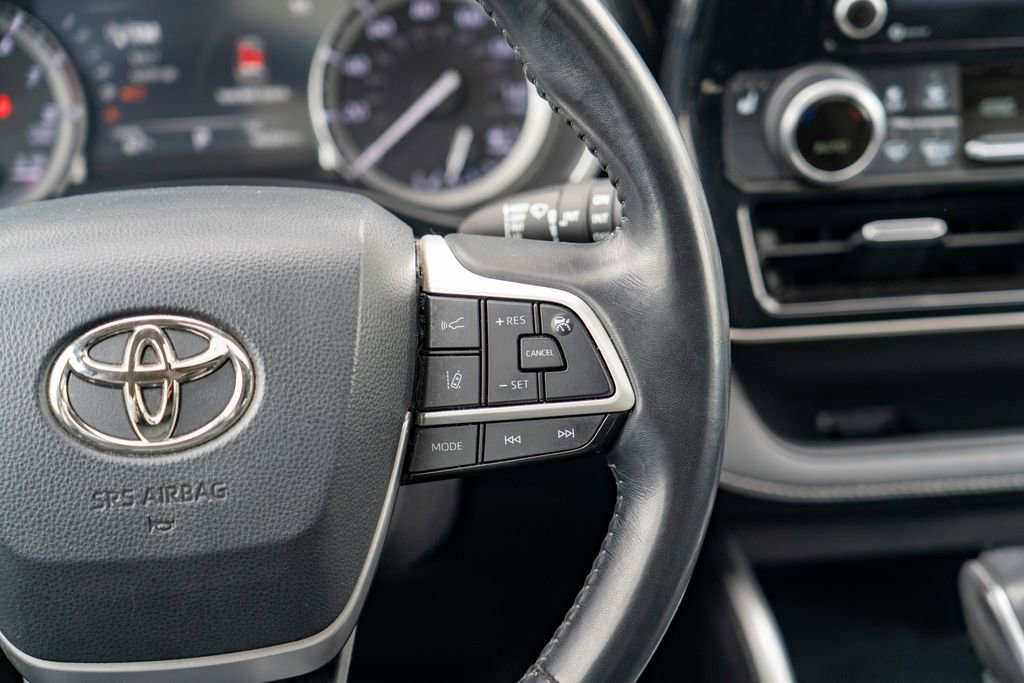 Used 2022 Toyota Highlander XLE AWD/4WD image 18