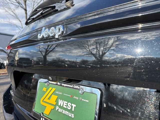 Used 2022 Jeep Grand Cherokee Limited image 16