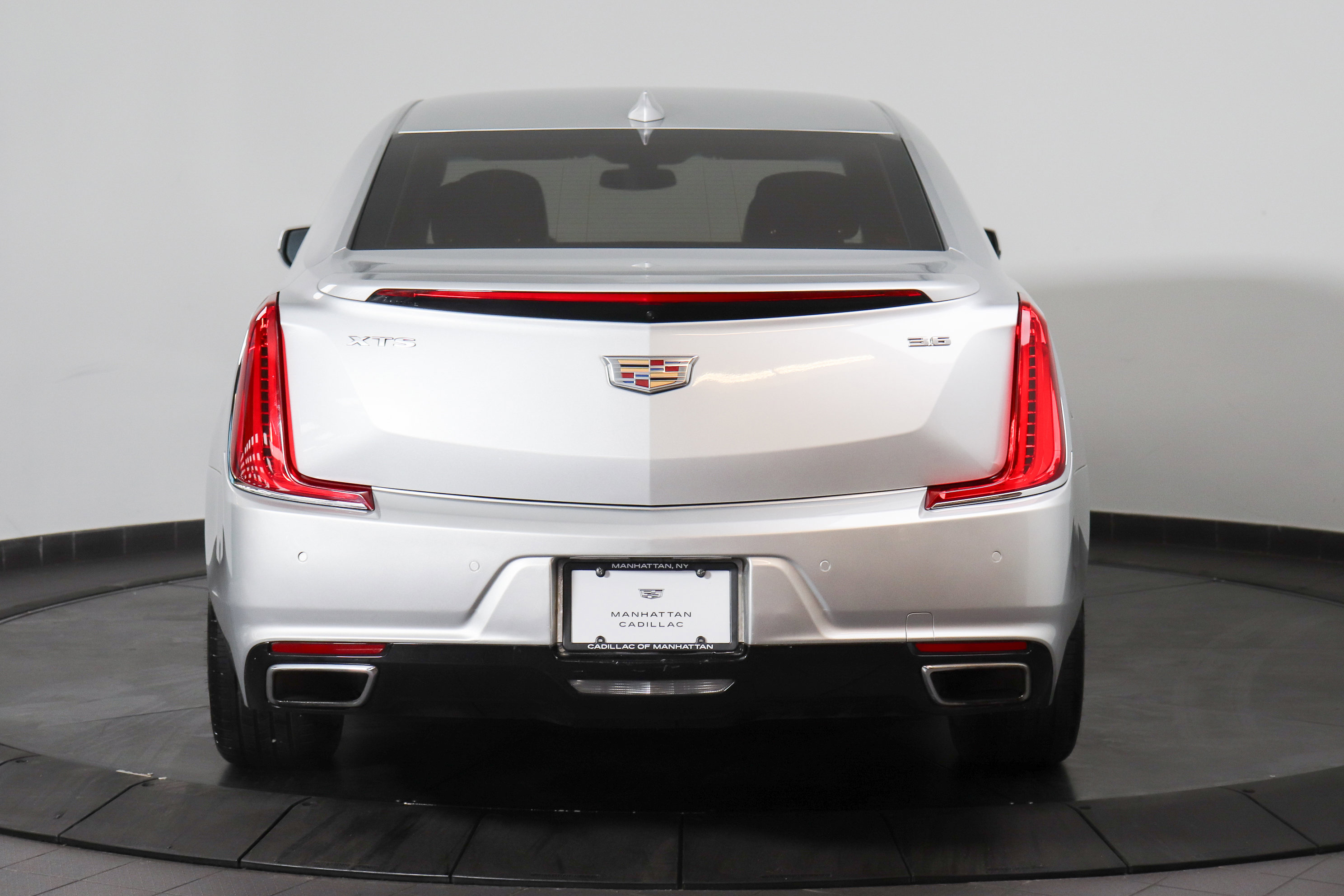 Used 2019 Cadillac XTS Luxury image 2