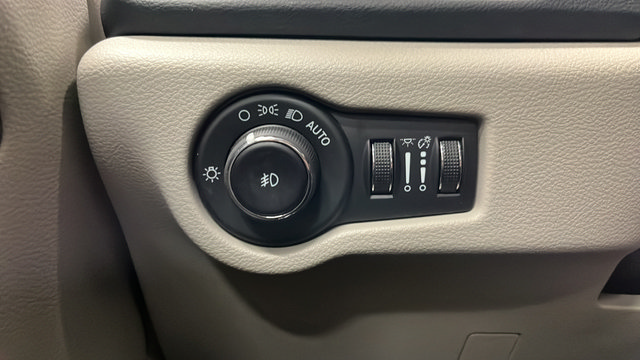 Used 2024 Chrysler Pacifica Touring-L FWD image 32