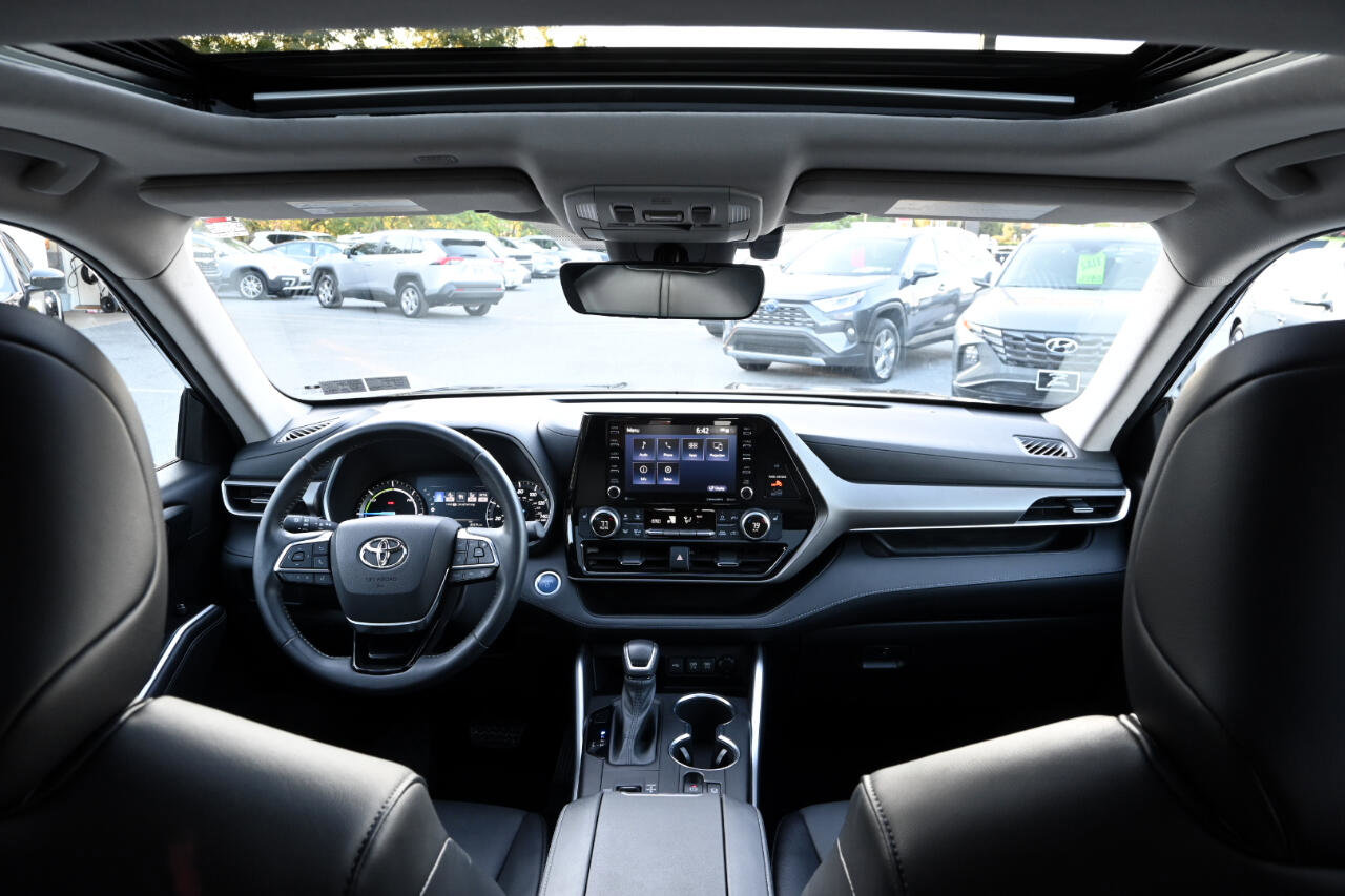 Used 2021 Toyota Highlander XLE image 2