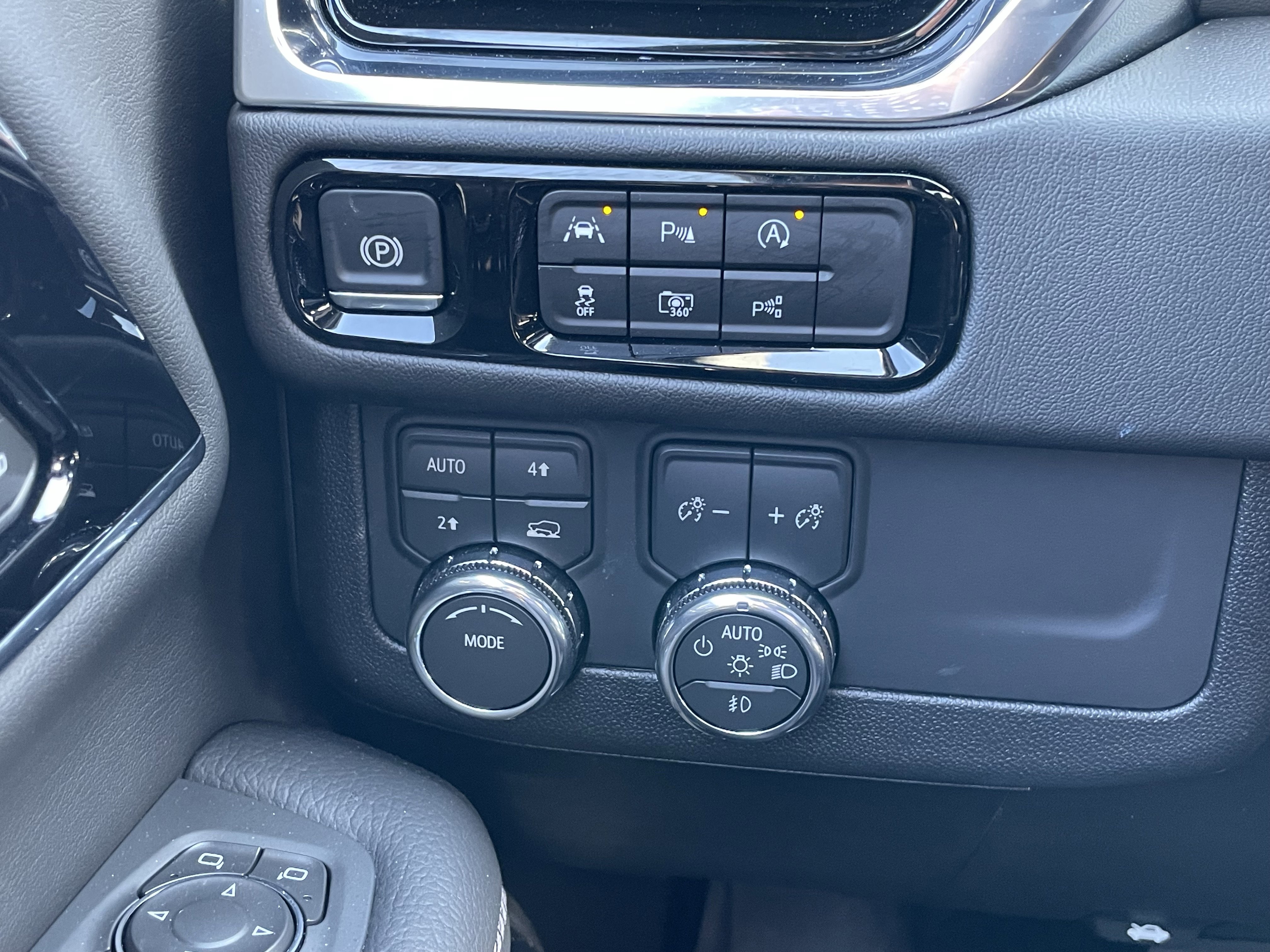 Used 2026 GMC Yukon Denali w/ Sun & Power Step Package image 11