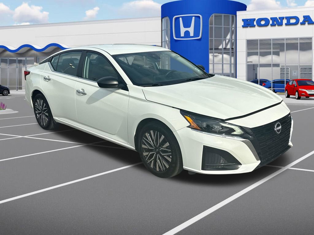 Used 2025 Nissan Altima 2.5 SV image 1