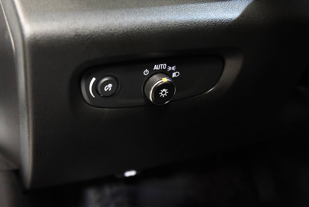 Used 2023 Chevrolet Traverse LT image 17