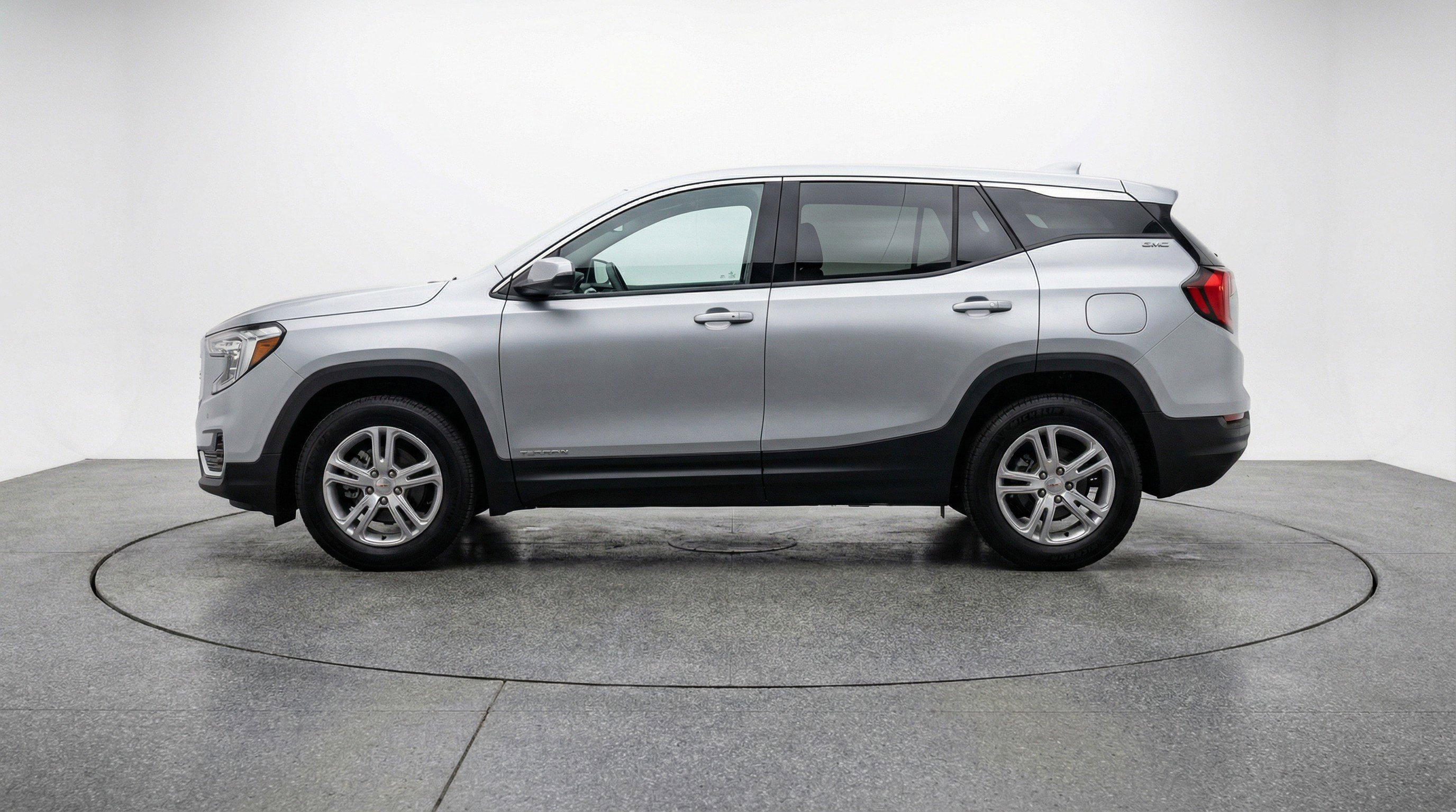 Used 2024 GMC Terrain SLE image 5