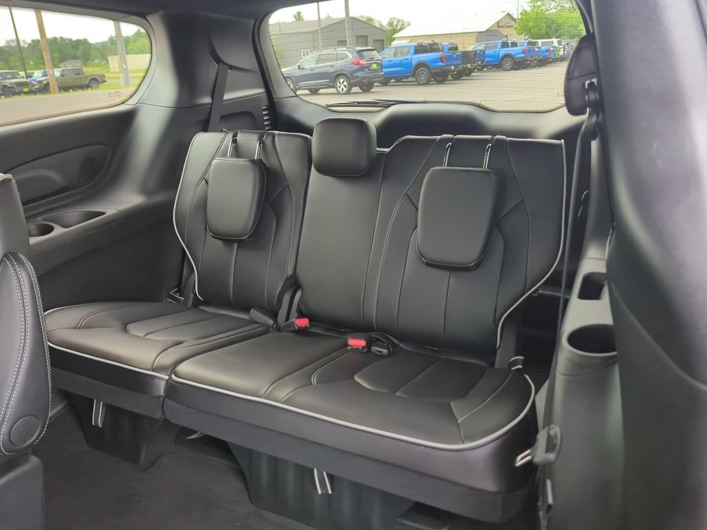 New 2027 Chrysler Pacifica Limited AWD/4WD image 41