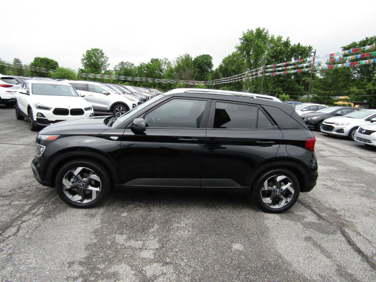 Used 2022 Hyundai Venue SEL FWD image 4