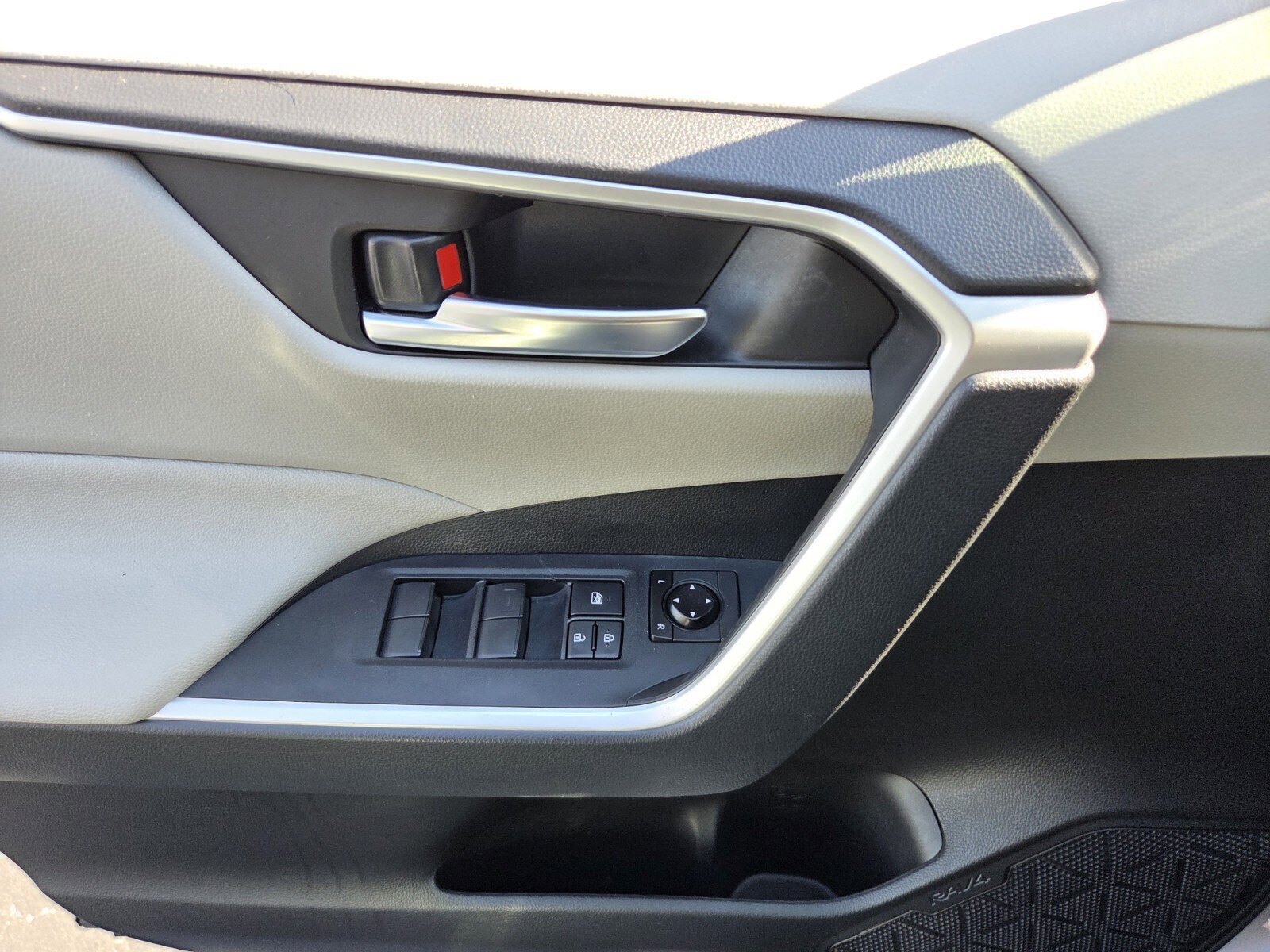 Used 2019 Toyota RAV4 XLE image 25