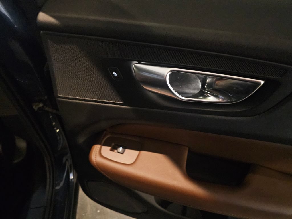 Certified 2023 Volvo XC60 B5 Plus w/ Climate Package AWD/4WD image 9