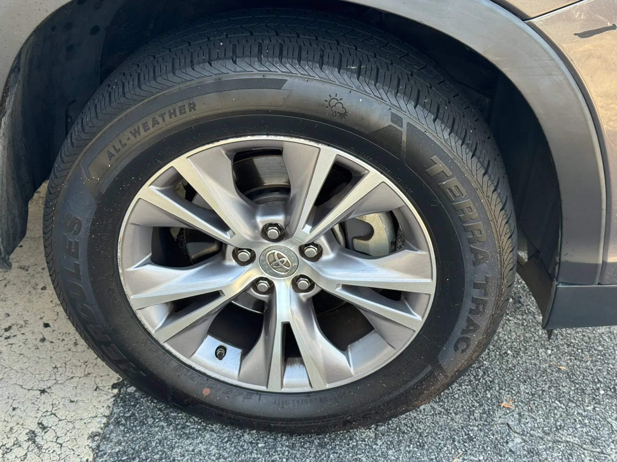 Used 2014 Toyota Highlander XLE FWD image 35