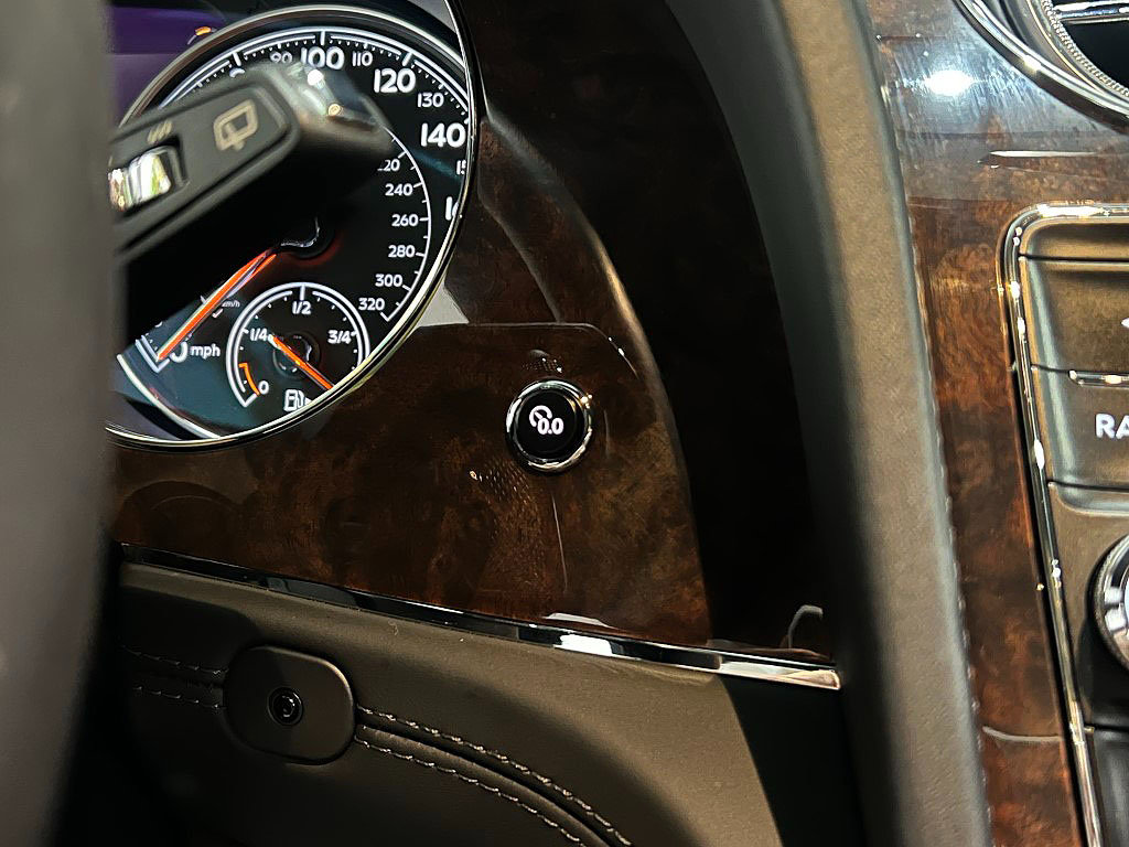 Used 2019 Bentley Bentayga image 29