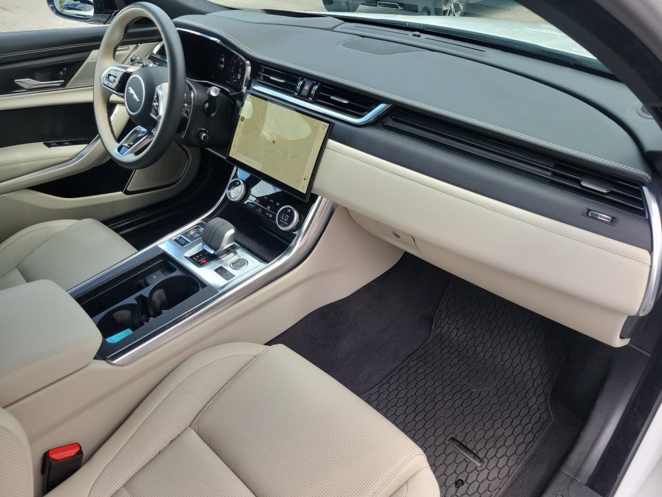Used 2024 Jaguar XF R-Dynamic SE AWD/4WD image 28