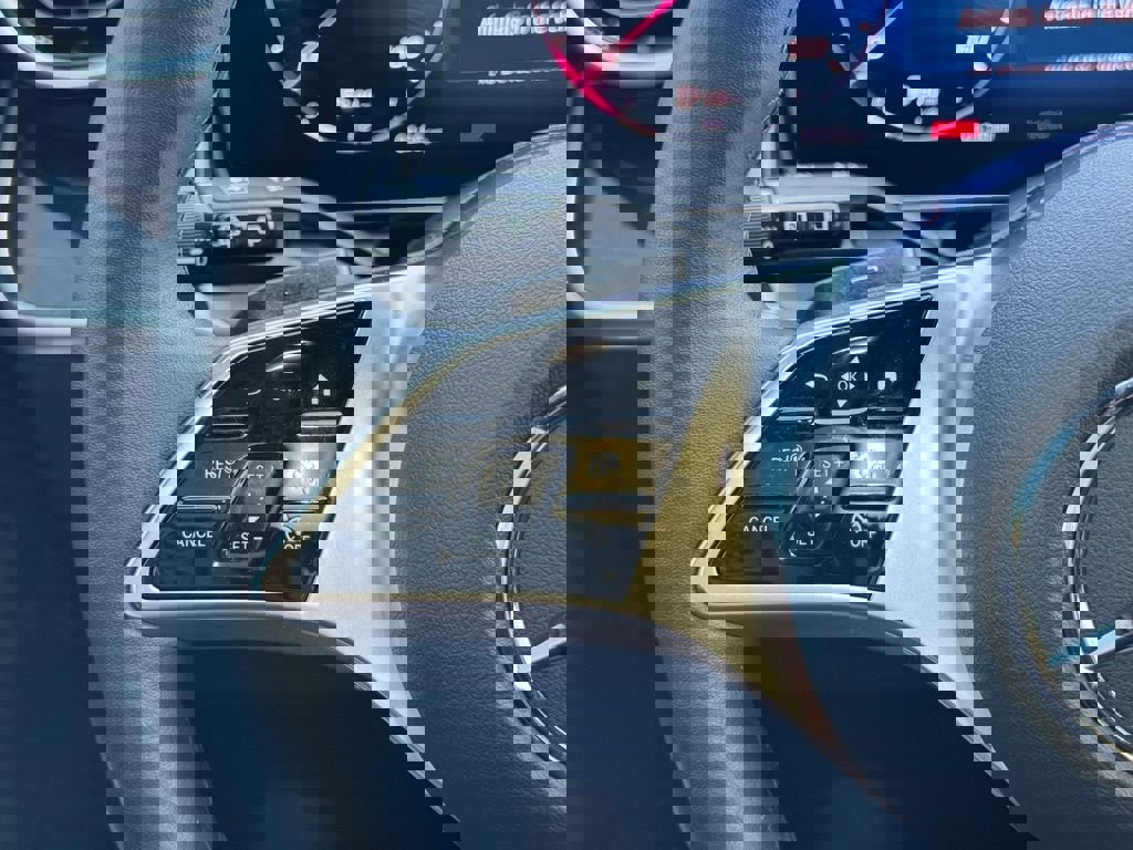 Used 2025 Mercedes-Benz GLC 300 4MATIC image 29