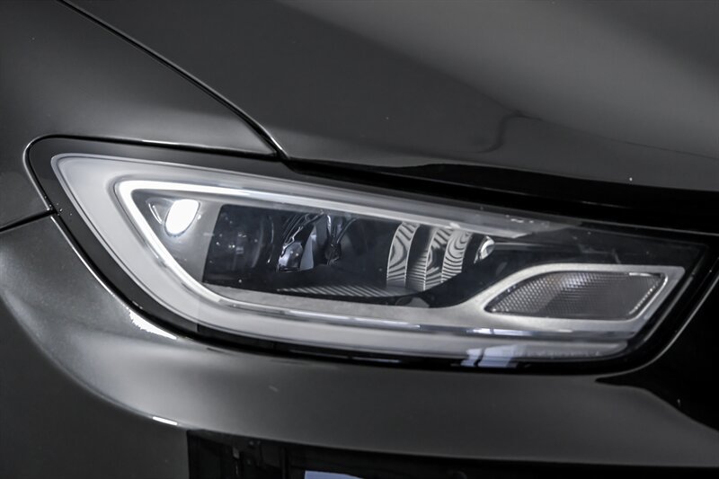 Used 2023 Chrysler Pacifica Touring-L FWD image 4