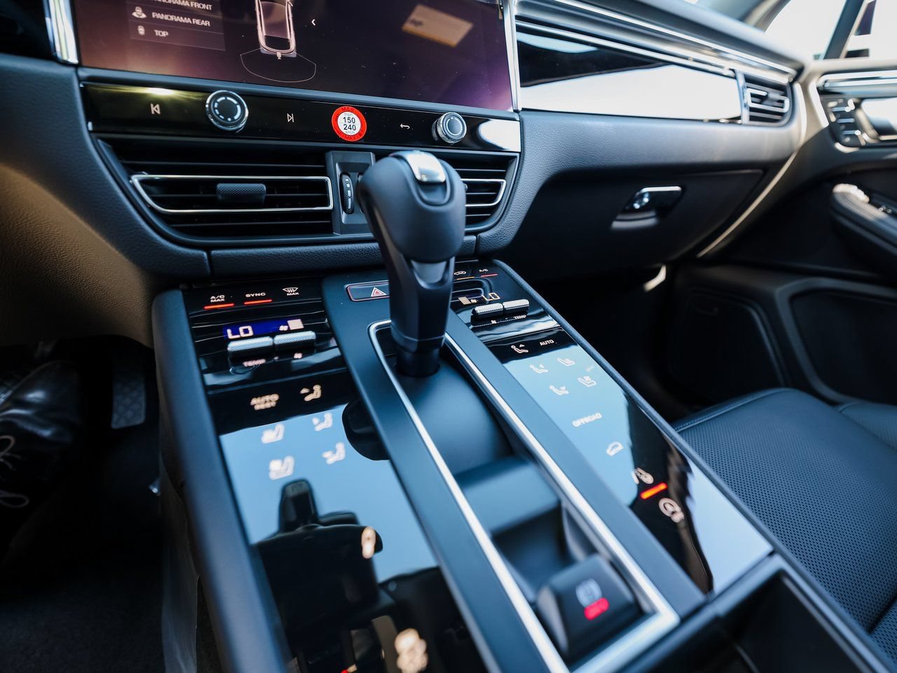 Certified 2026 Porsche Macan Turbo AWD/4WD image 20