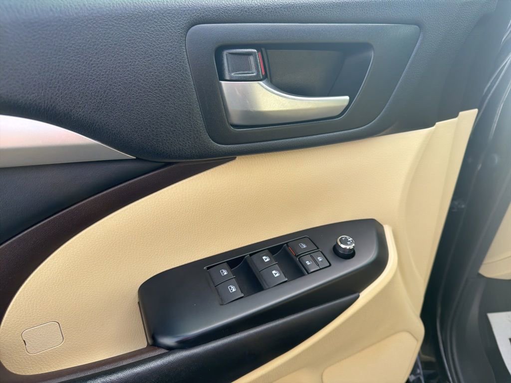 Used 2017 Toyota Highlander XLE image 28