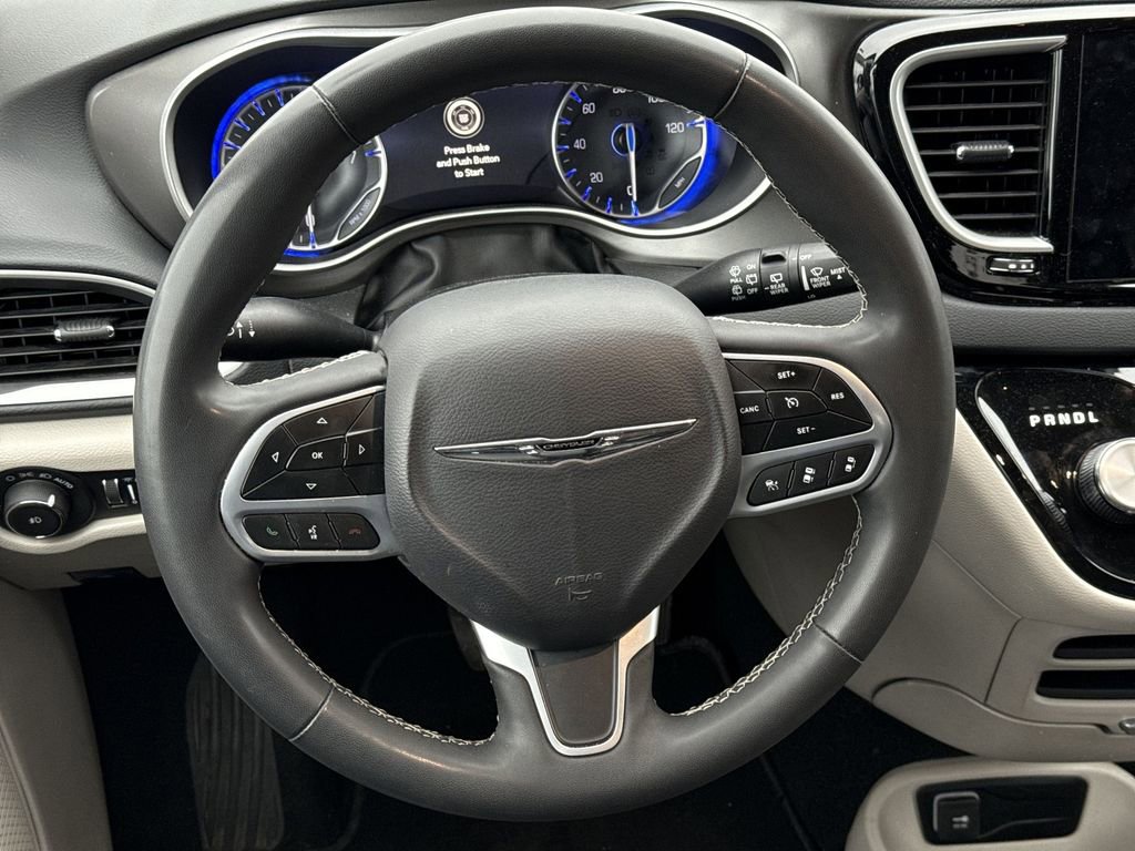 Used 2023 Chrysler Pacifica Touring-L image 11