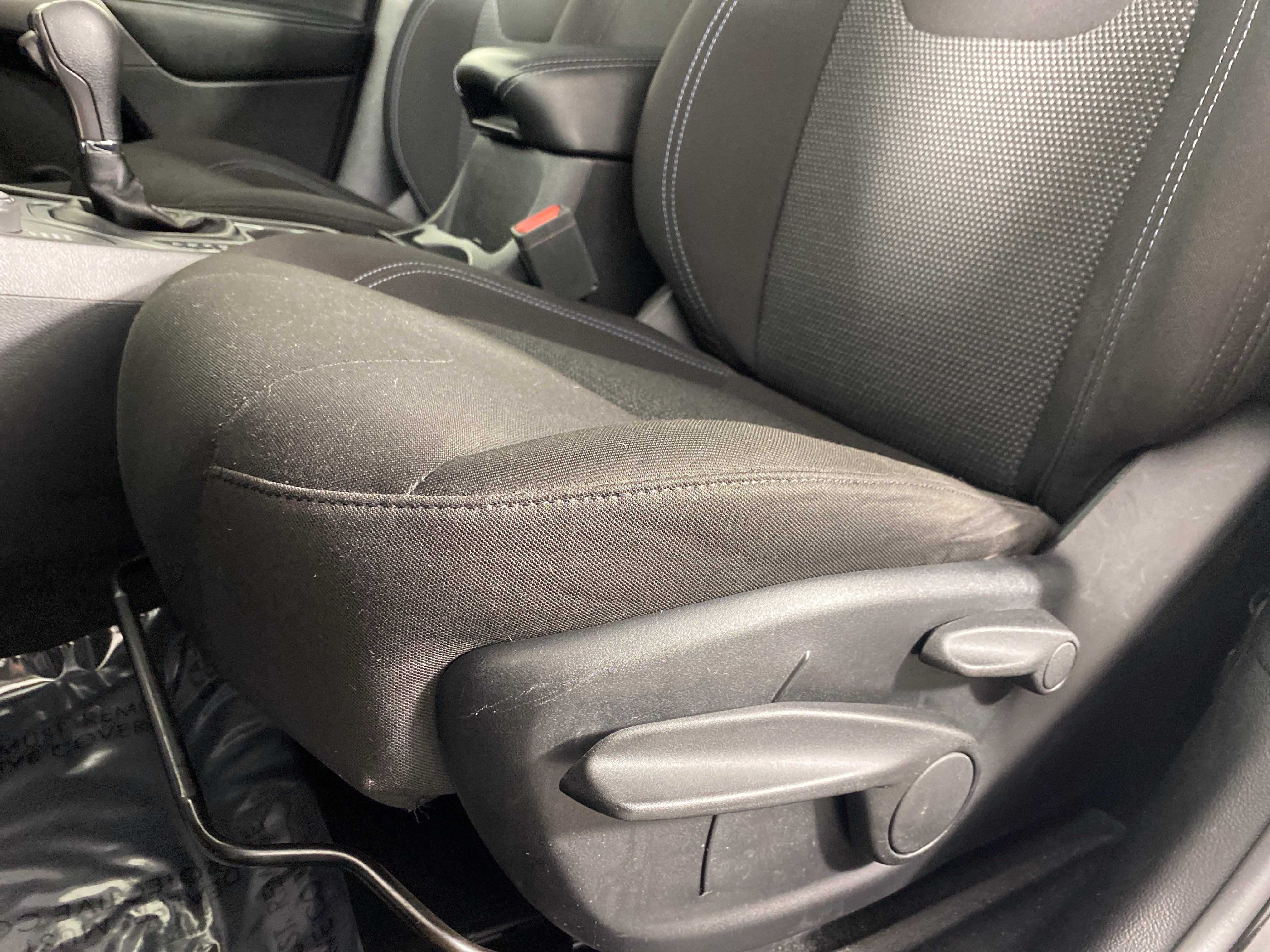Used 2019 Jeep Cherokee Latitude w/ Popular Appearance Group AWD/4WD image 16