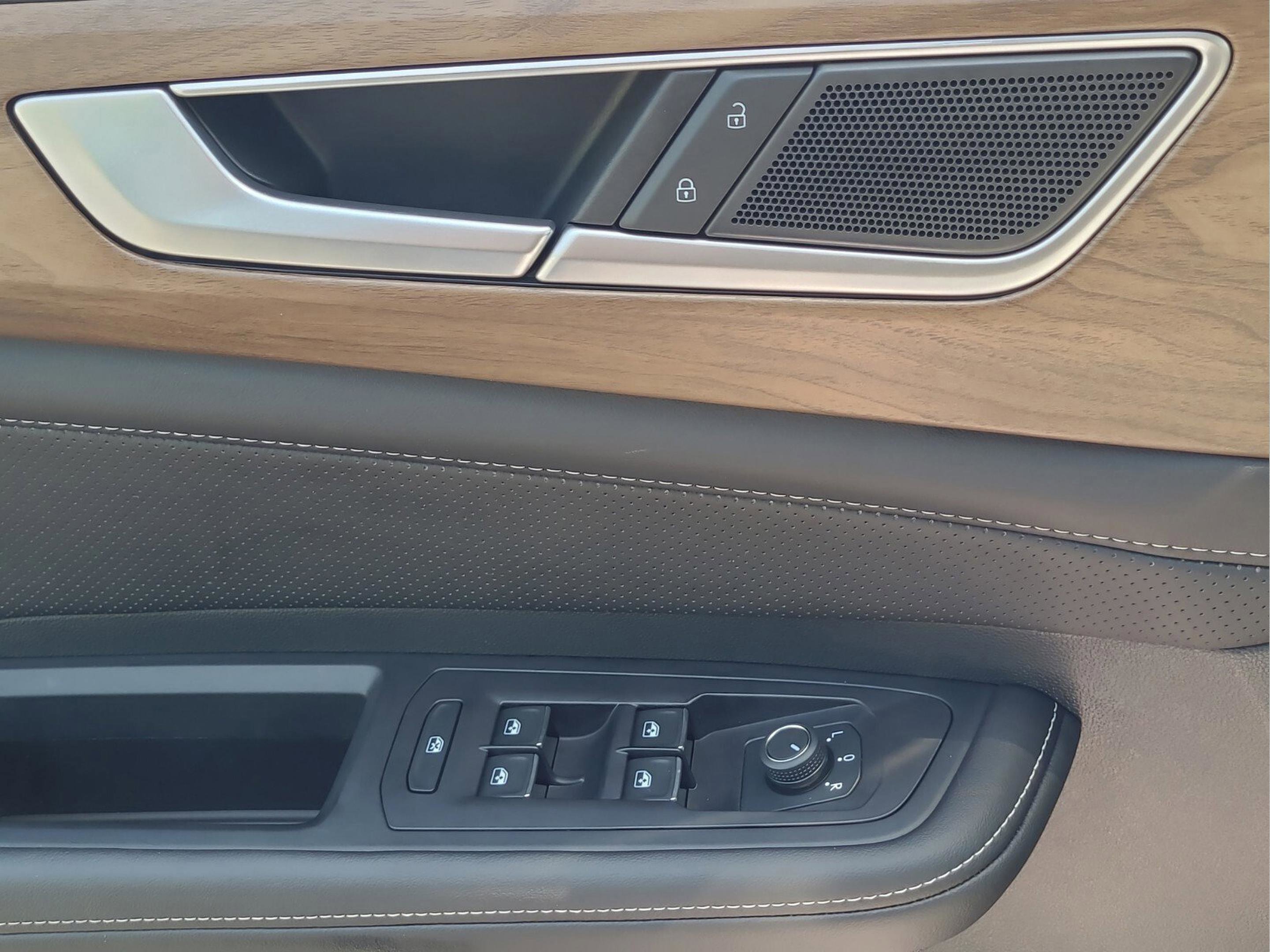 Used 2025 Volkswagen Atlas SE image 27