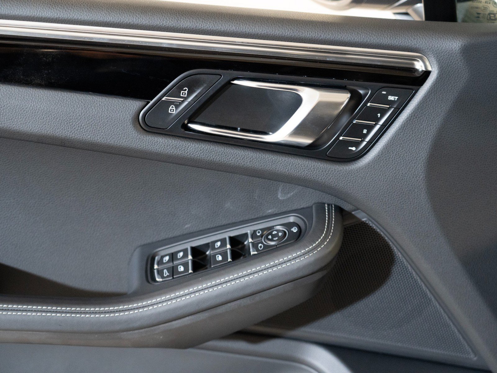 Certified 2025 Porsche Macan Turbo AWD/4WD image 17