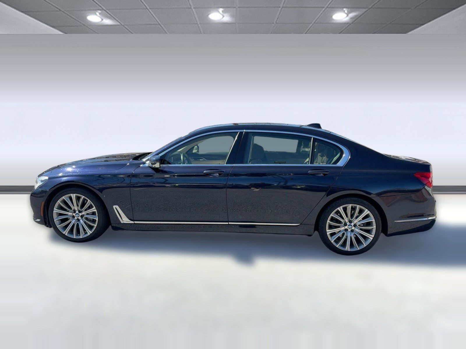 Used 2016 BMW 750i image 2