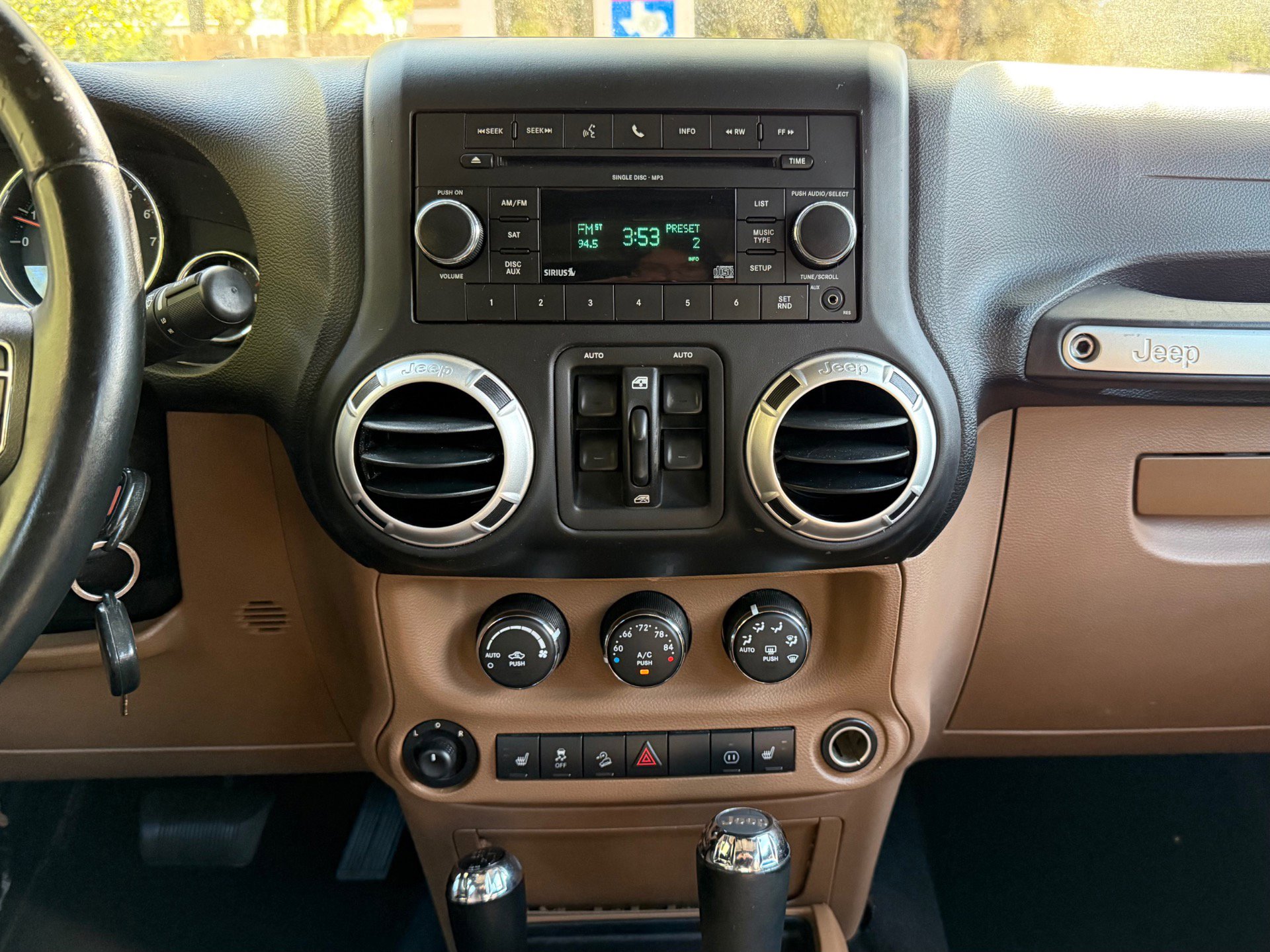 Used 2011 Jeep Wrangler Unlimited Rubicon w/ Connectivity Group image 26