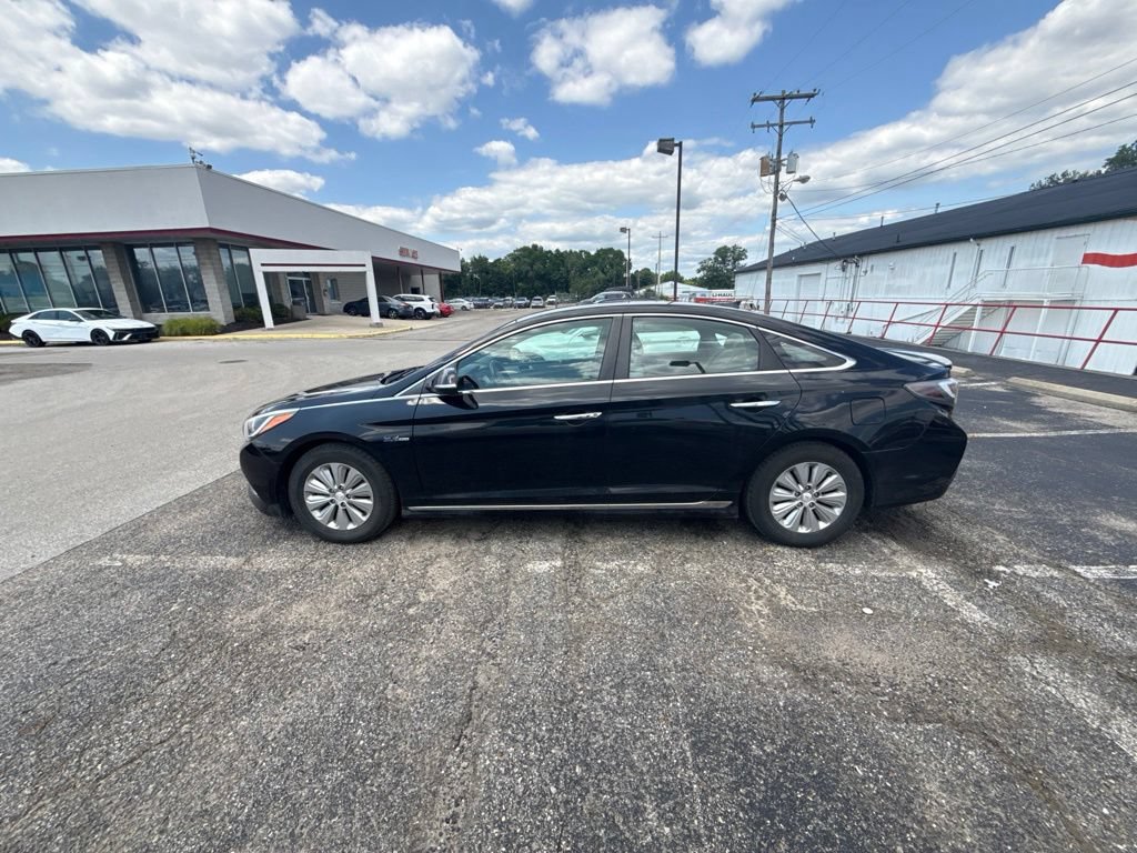 Used 2016 Hyundai Sonata SE FWD image 2