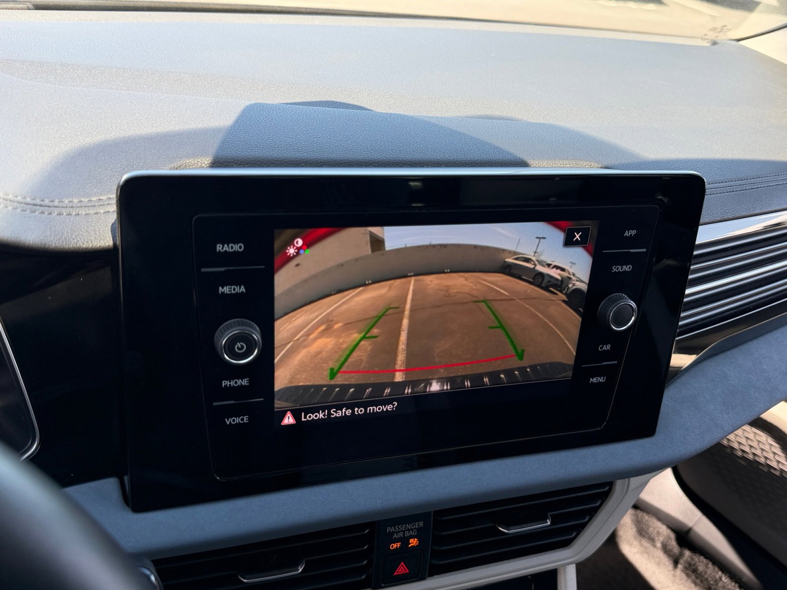 Certified 2025 Volkswagen Jetta SE w/ Sunroof Package image 27