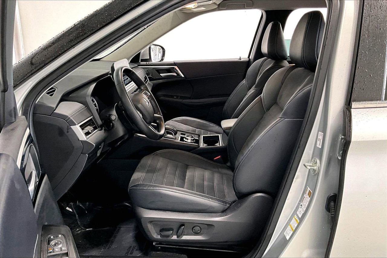 Used 2023 Mitsubishi Outlander SE image 18