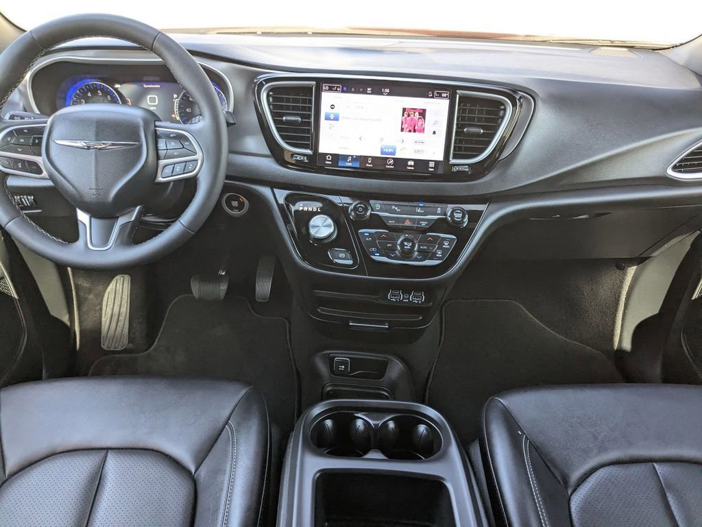 Used 2025 Chrysler Pacifica Select image 24