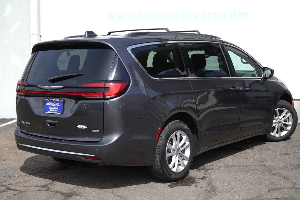 Used 2021 Chrysler Pacifica Touring image 3