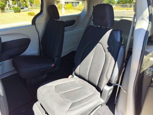 Used 2017 Chrysler Pacifica LX FWD image 14