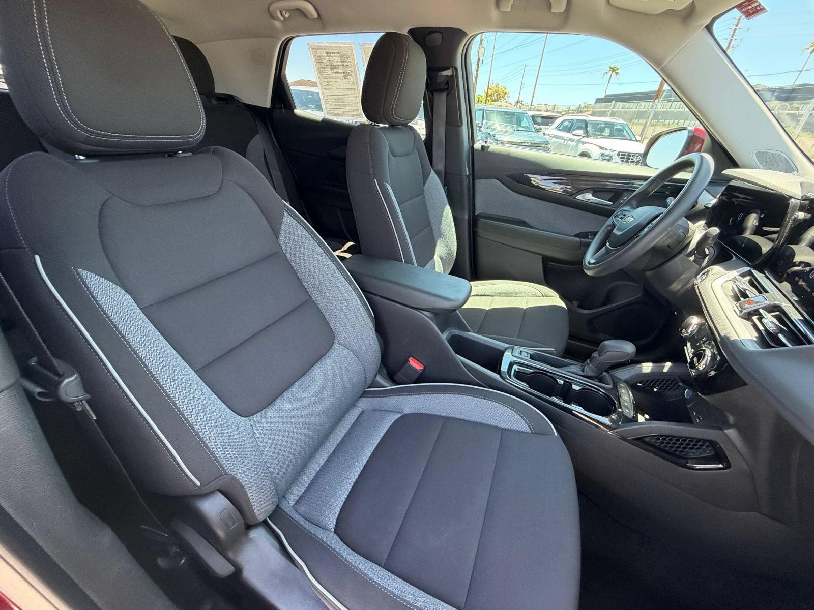 Used 2025 Chevrolet TrailBlazer LT FWD image 35