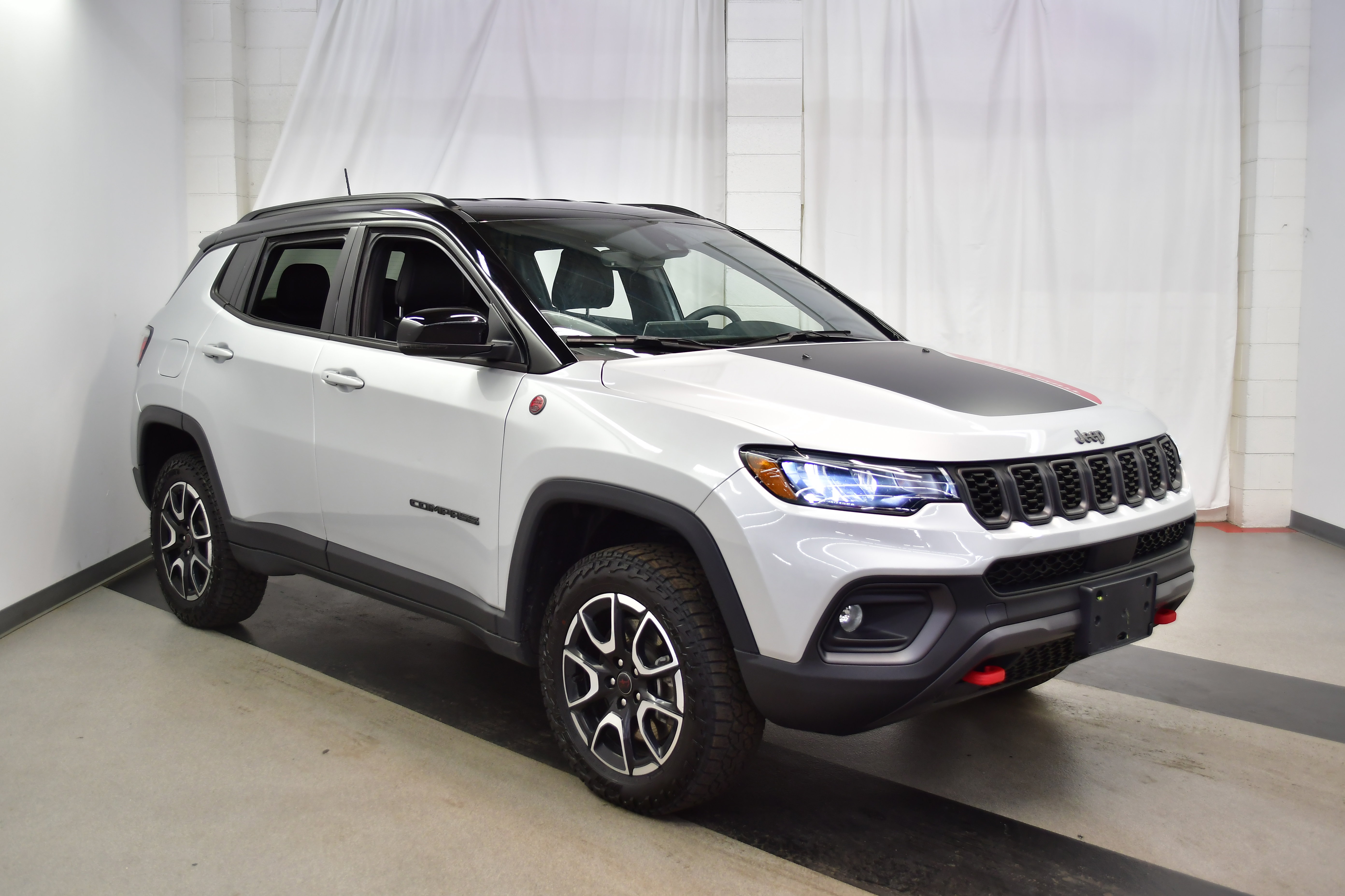 Used 2025 Jeep Compass Trailhawk AWD/4WD image 10