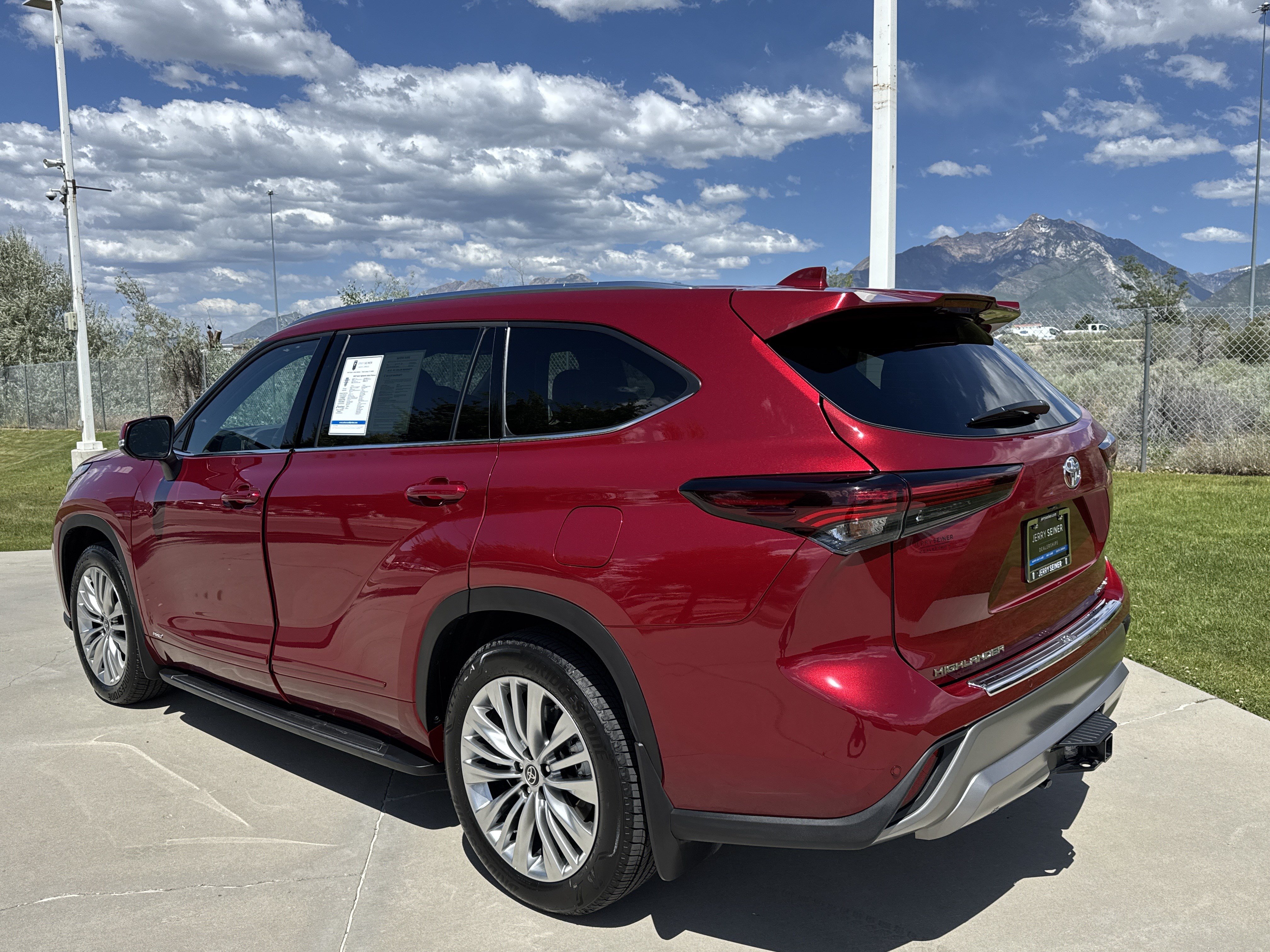 Used 2025 Toyota Highlander Platinum AWD/4WD image 3