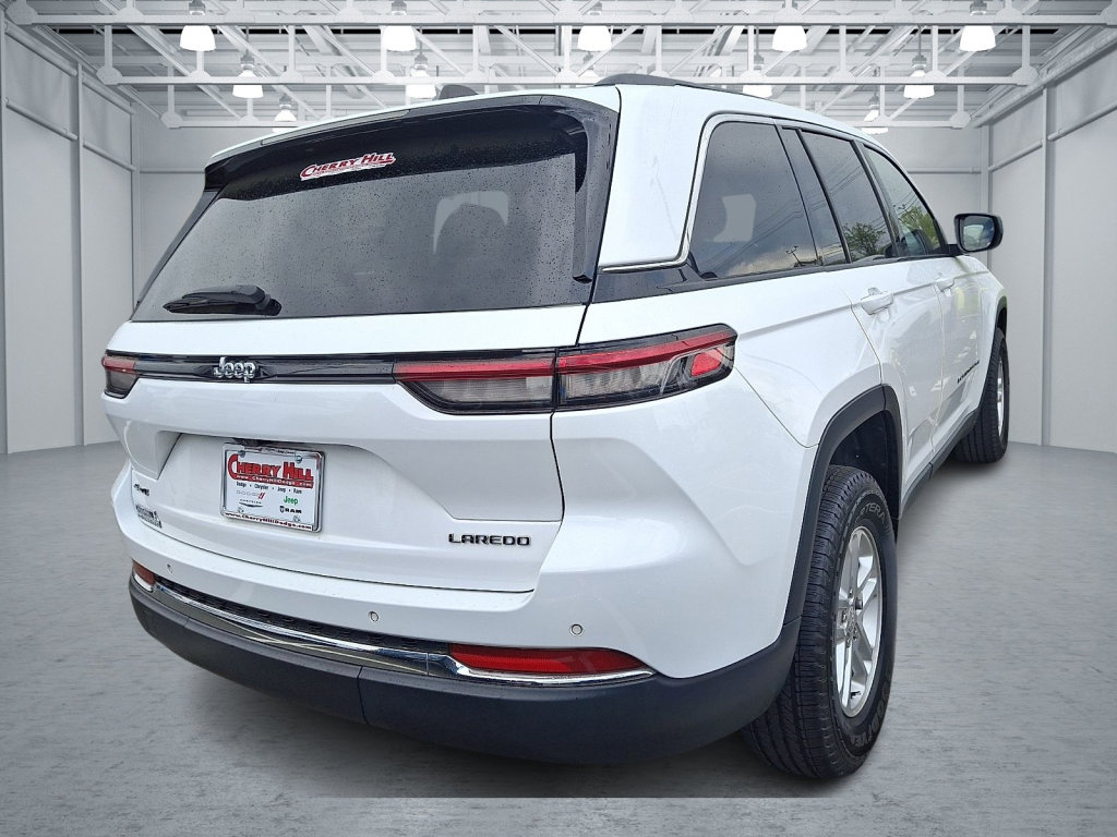 Used 2023 Jeep Grand Cherokee Laredo w/ Luxury Tech Group I AWD/4WD image 5