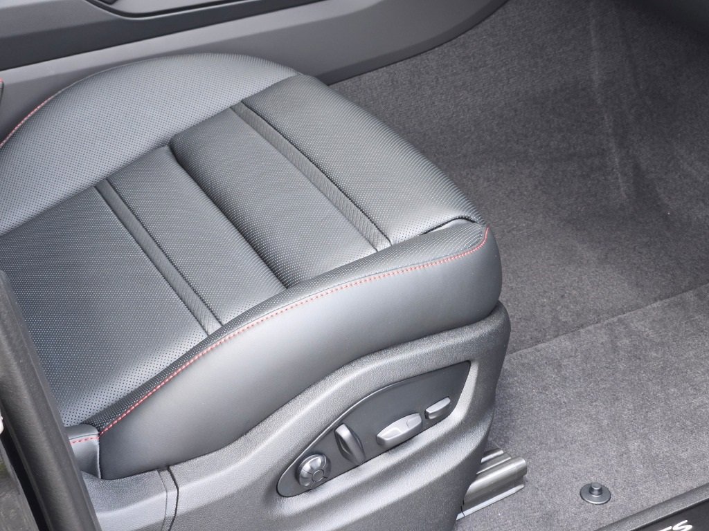 New 2025 Porsche Cayenne GTS image 37
