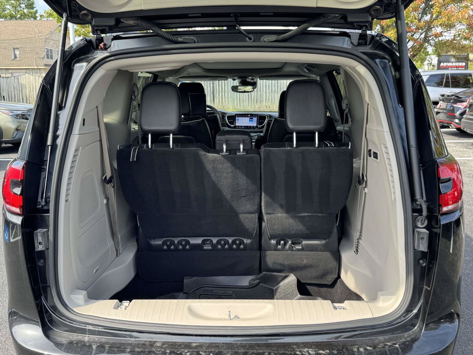 Used 2023 Chrysler Pacifica Limited w/ Uconnect Theater Family Group AWD/4WD image 10