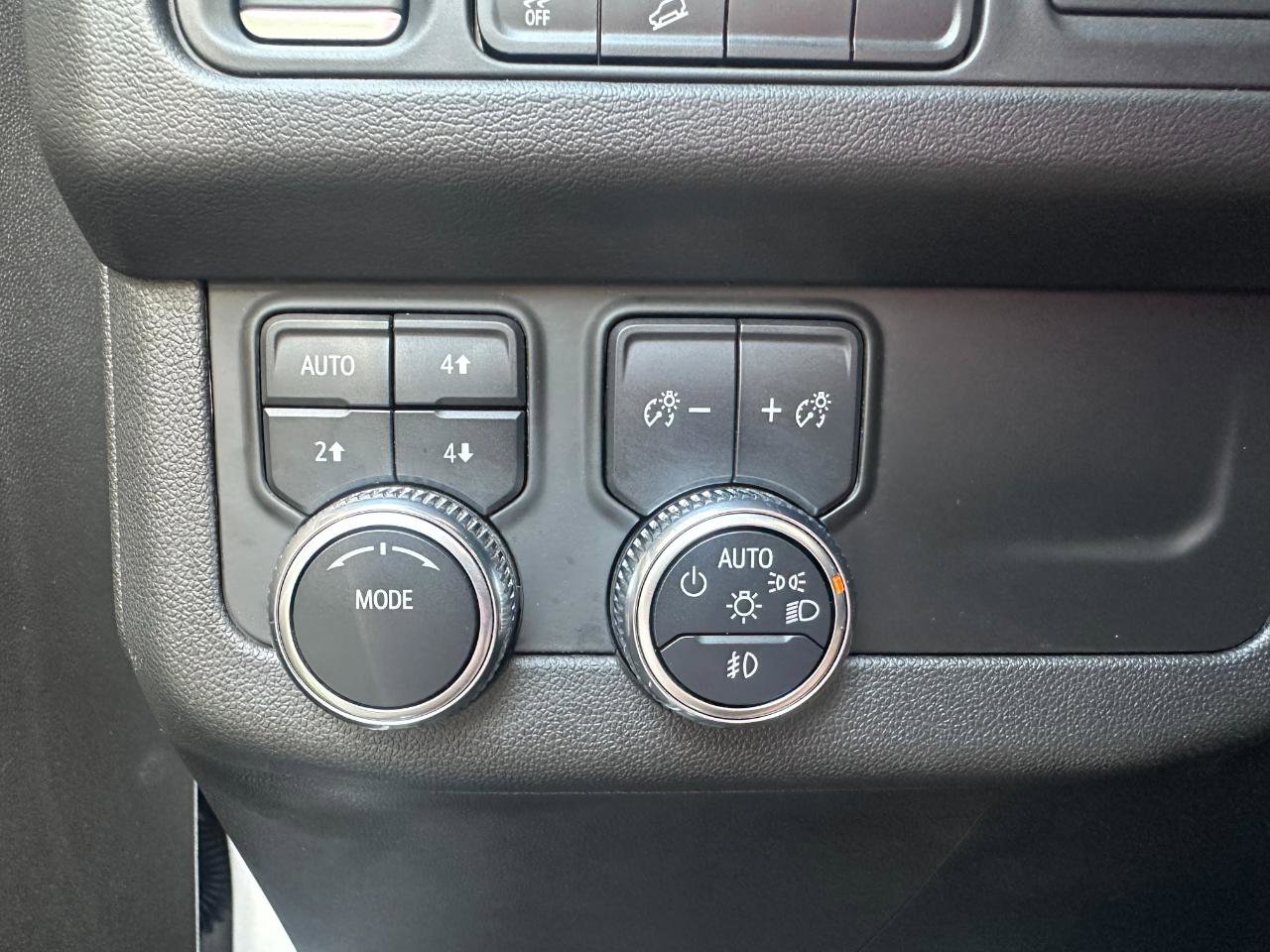 Used 2023 GMC Yukon XL AT4 image 43