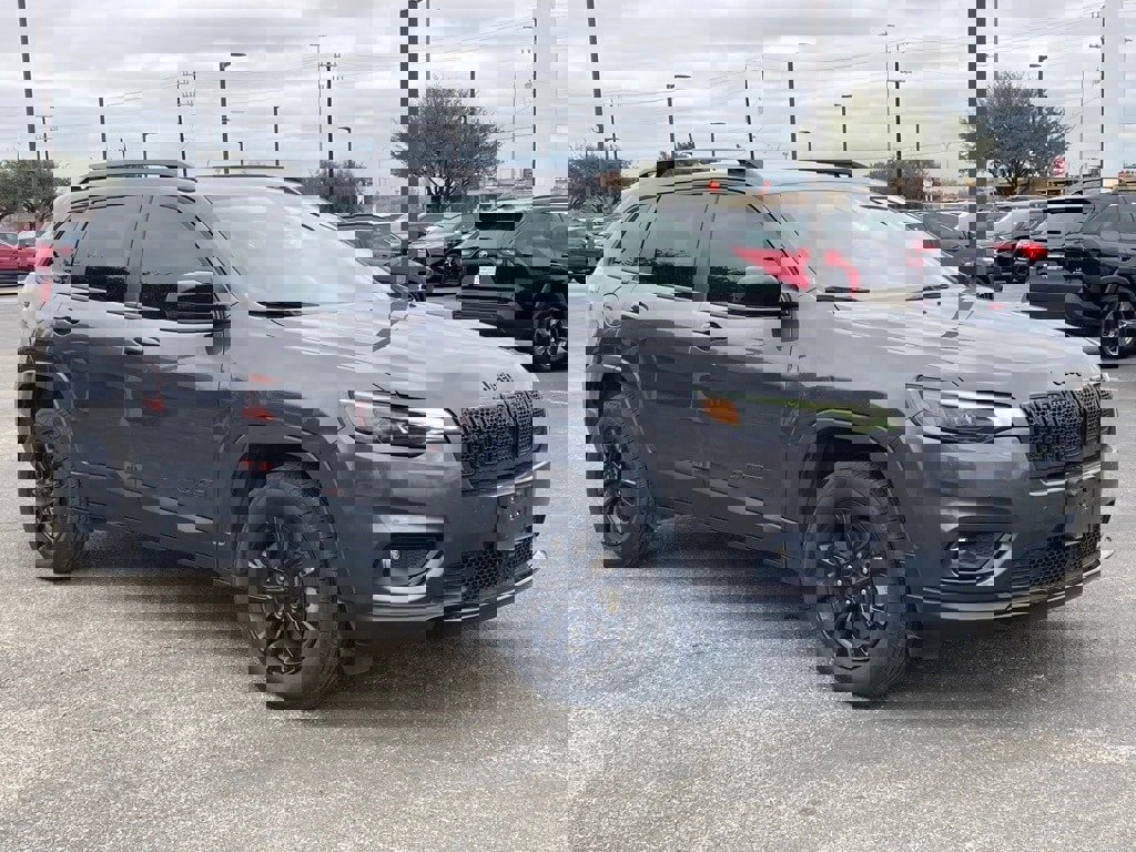 Used 2023 Jeep Cherokee Altitude Lux image 3