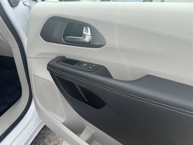 Used 2024 Chrysler Pacifica Touring-L FWD image 16