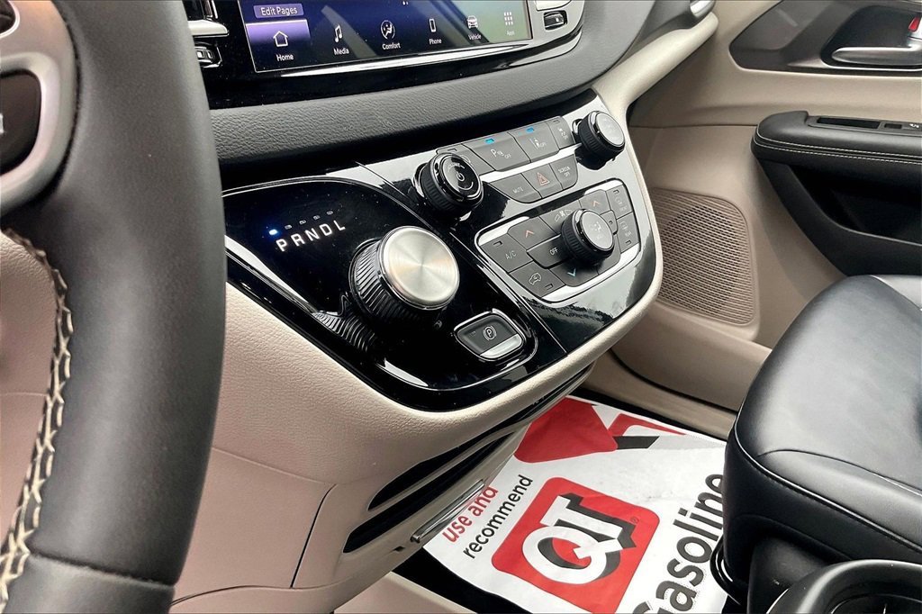 Used 2024 Chrysler Pacifica Touring-L image 27