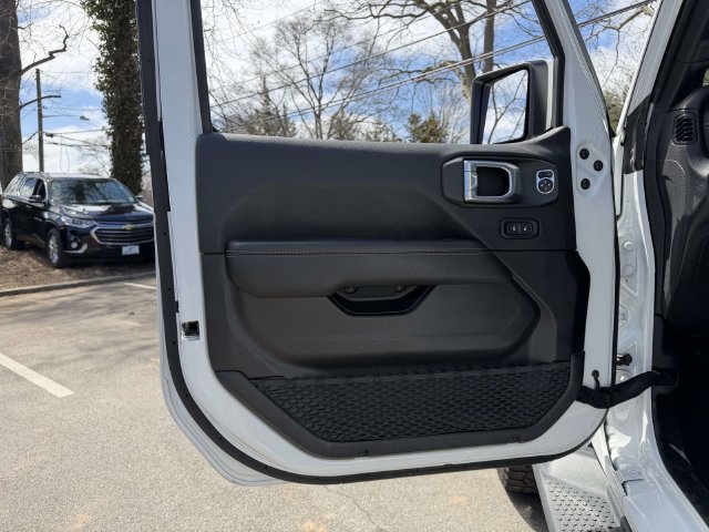 Used 2022 Jeep Wrangler Unlimited Sahara AWD/4WD image 24