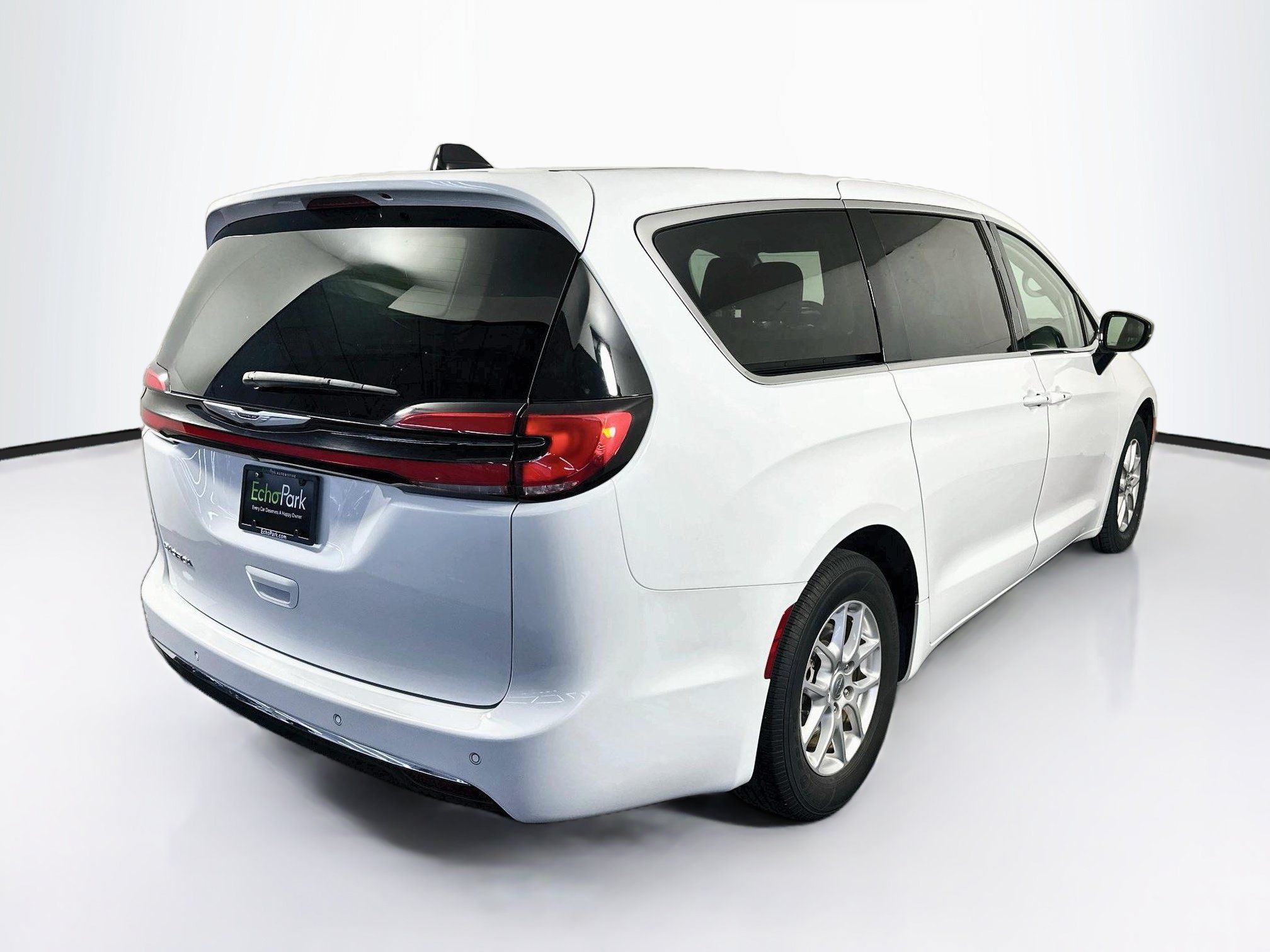 Used 2024 Chrysler Pacifica Touring-L FWD image 9