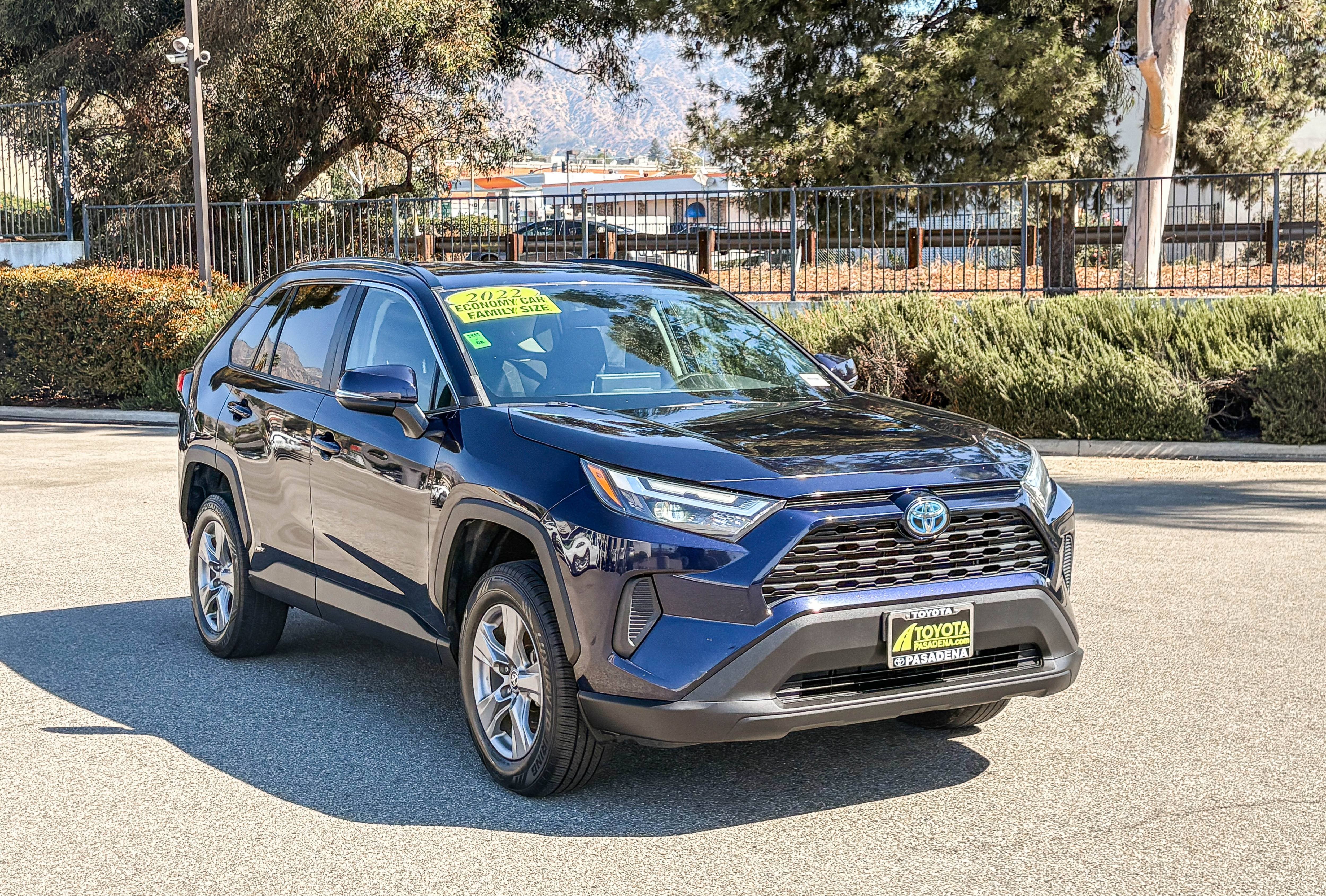 Used 2022 Toyota RAV4 XLE AWD/4WD image 3