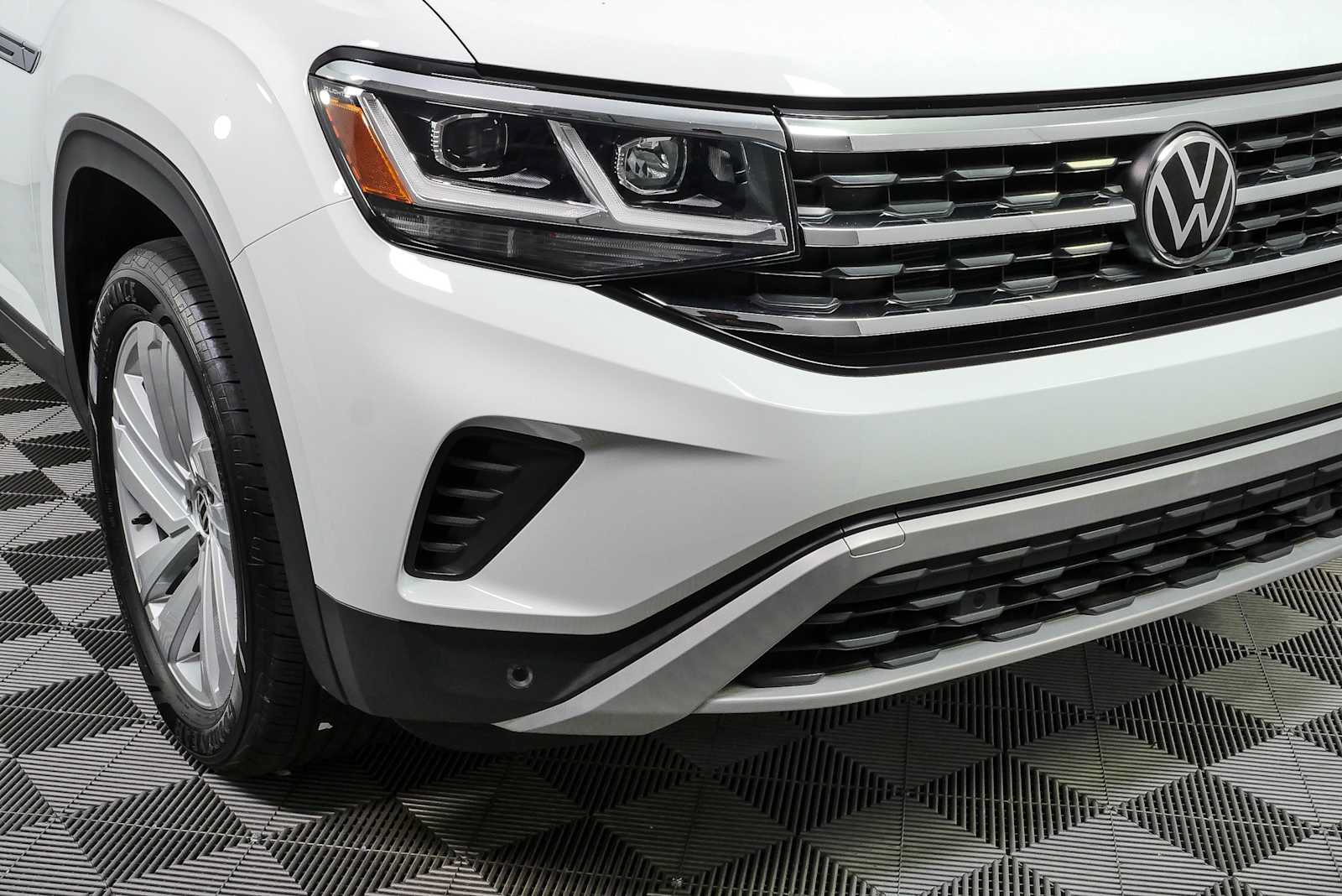 Certified 2023 Volkswagen Atlas Cross Sport SE FWD image 35