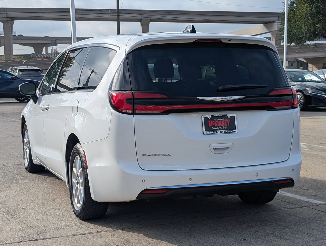 Used 2023 Chrysler Pacifica Touring-L FWD image 4