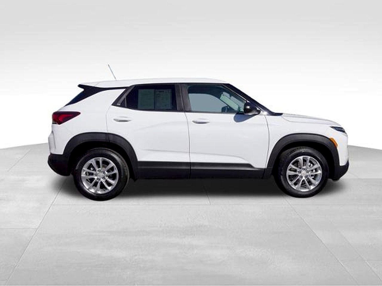 Used 2025 Chevrolet TrailBlazer LS w/ LS Convenience Package FWD image 2